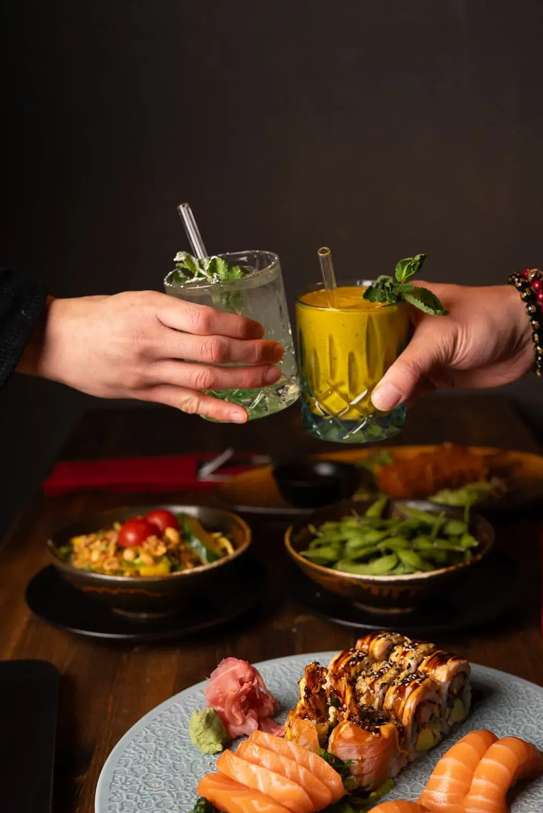 Anstoßen mit Cocktails bei MO