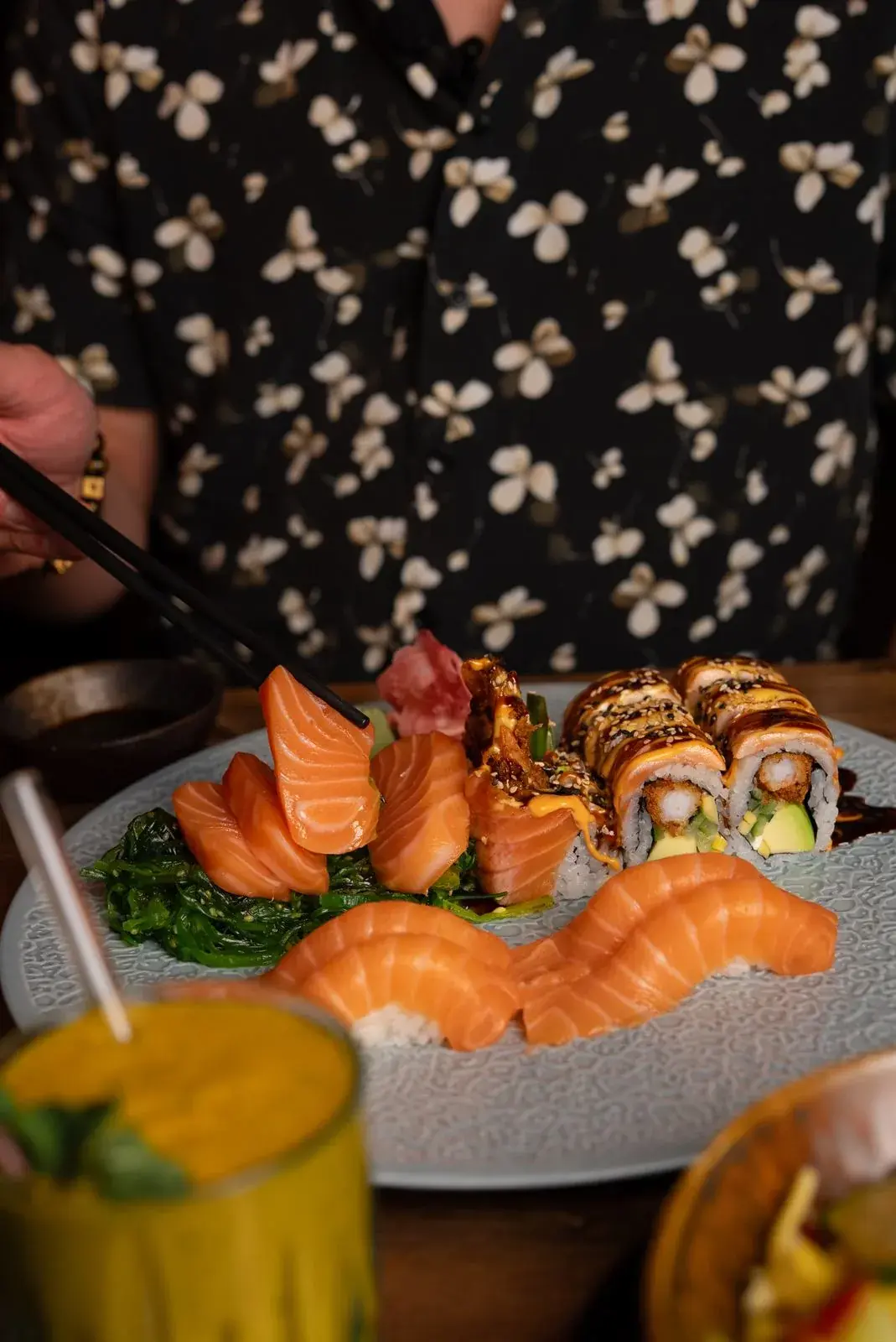 Sushi-Platte mit Signature Roll und Sashimi